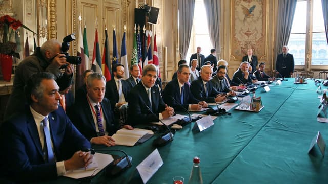 John Kerry entouré de nombreux ministres des Affaires étrangères à Paris lors d'une réunion internationale sur la Syrie, le 10 décembre 2016 à Paris.