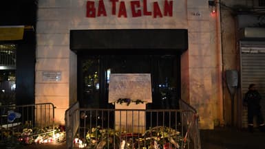 Des bougies et des bouquets de fleurs déposés devant le Bataclan, à Paris, deux ans après les attaques du 13-Novembre 2015.