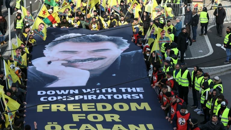 Plusieurs milliers de personnes se sont rassemblées à Strasbourg le 15 février 2025, jour du 26e anniversaire de l'arrestation du fondateur du Parti des Travailleurs du Kurdistan (PKK) Abdullah Öcalan, dont ils ont réclamé la libération