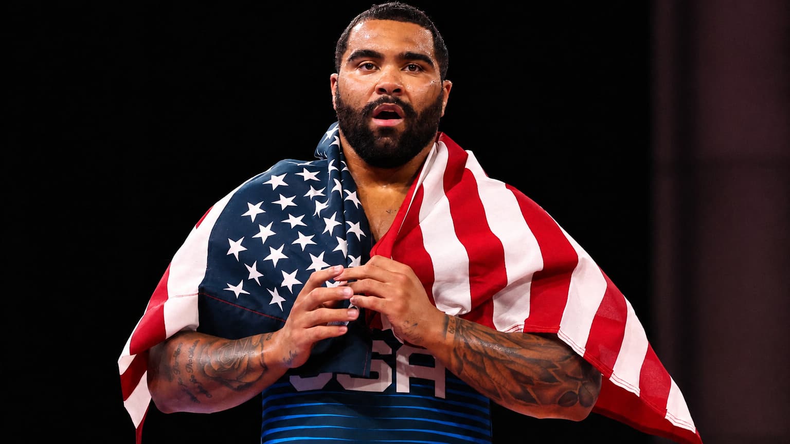 https://images.bfmtv.com/Fneg18naWDnFzwlzM0-JX-uMY0o=/0x80:1536x944/images/Gable-Steveson-lors-de-son-titre-en-lutte-aux-Jeux-olympiques-de-Tokyo-2021-2317072.jpg