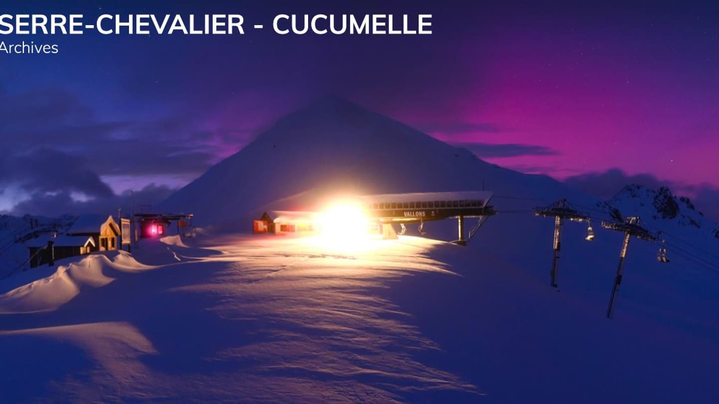 Des aurores boréales visibles dimanche 5 novembre comme en haut des pistes de la station de Serre-Chevalier (Hautes-Alpes).