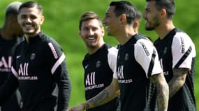 La joie de l'Argentin Lionel Messi (c), nouvelle recrue du Paris Saint-Germain, entouré de ses compatriotes Mauro Icardi, Angel Di Maria et Leandro Paredes, le 13 août 2021 au Camp des Loges à Saint-Germain-en-Laye, lors de son premier entraînement