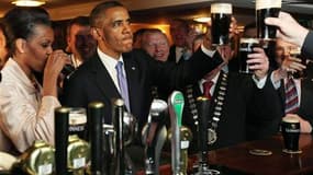 Barack Obama a partagé une pinte de bière brune lundi dans un pub du village de Moneygall, à l'occasion d'un pèlerinage sur les traces de ses aïeux irlandais, en ouverture d'une semaine européenne. /Photo prise le 23 mai 2011/REUTERS/Maxwell's/Pool