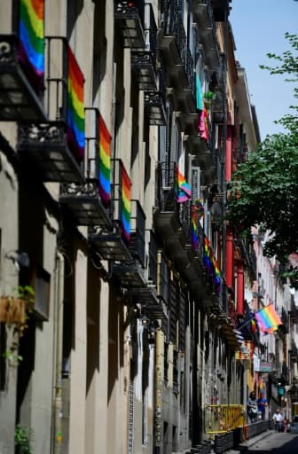 Des drapeaux arc-en-ciel accrochés aux balcons du quartier Chueca, le 22 juin 2017 à Madrid pour la WorlPride Des drapeaux arc-en-ciel accrochés aux balcons du quartier Chueca, le 22 juin 2017 à Madrid pour la WorlPride