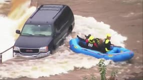 Oklahoma: coincée au milieu d'une route inondée, elle est secourue grâce à un bateau gonflable