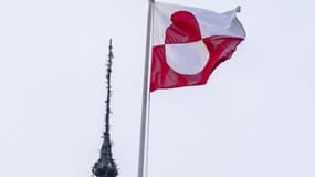 Le drapeau groenlandais Erfalasorput flotte au château de Tivoli à Tivoli, à Copenhague, le jeudi 8 janvier 2026. 