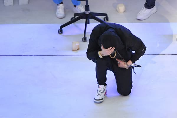 Eminem pose le genou à terre lors du Super Bowl