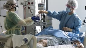 Prise en charge d'un patient atteint du Covid-19 dans un hôpital de Colmar, le 26 mars 2020 