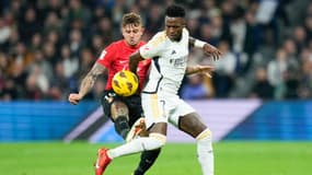 Pablo Maffeo au duel avec Vinicius lors d'un match de Liga entre Majorque et le Real Madrid, le 3 janvier 2024.