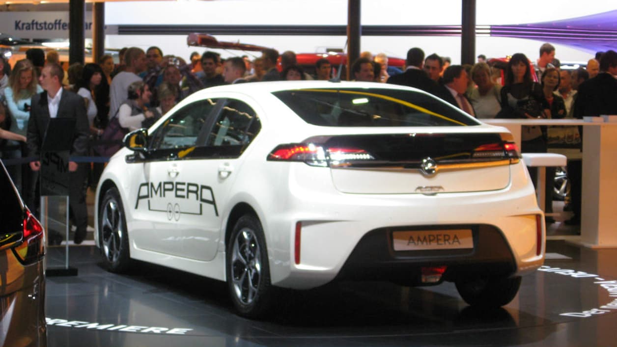 L'Opel Ampera et la Chevrolet Volt ont été élues Voitures de l'Année 2012. L'Opel Ampera et la Chevrolet Volt ont été élues Voitures de l'Année 2012.