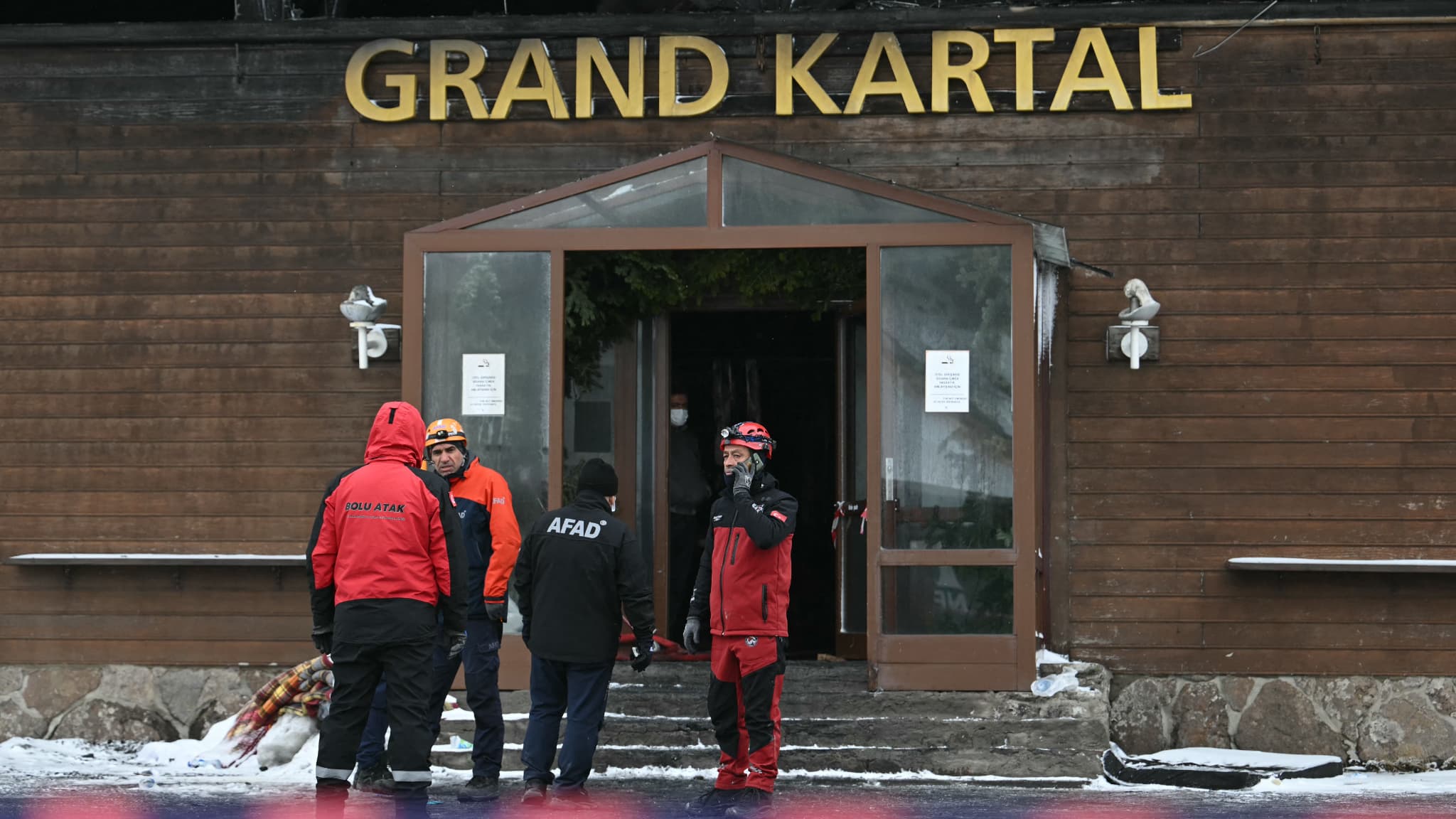 Des secouristes turcs interviennent à la suite d'un incendie qui s'est déclaré à l'hôtel Grand Kartal dans la station de ski Kartalkaya à Bolu, le 22 janvier 2025.