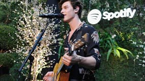 Le chanteur Shawn Mendes en juillet 2018 à Beverly Hills, se produisant lors d'un événement organisé par Spotify.