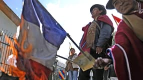 Des manifestants brûlent un drapeau français devant l’ambassade de France à La Paz, le 03 juillet 2013.