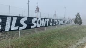 La banderole des supporters de l'OL avant le derby