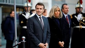 Le président français Emmanuel Macron et sa femme Brigitte Macron avant de visiter une exposition à l'Institut du monde arabe à Paris le 22 novembre 2022.