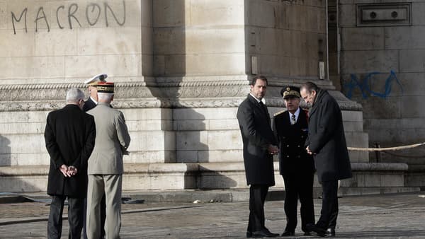 Christophe Castaner devant l'Arc de Triomphe tagué, le 2 décembre. Christophe Castaner devant l'Arc de Triomphe tagué, le 2 décembre.