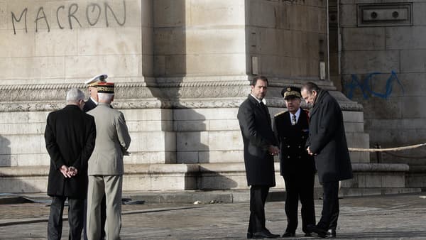 Christophe Castaner devant l'Arc de Triomphe tagué, le 2 décembre. 