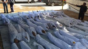 Des personnes présentées comme victimes d'une attaque au gaz en Syrie.