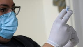 Un soignant remplit une seringue avec une dose du vaccin Johnson & Johnson dans un centre de vaccination à Delano (Californie, Etats-Unis), le 13 mars 2021