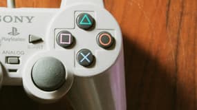 Une manette de PlayStation 1.