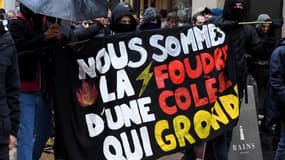 Des manifestants tiennent une pancarte pendant la manifestation de l'anniversaire des gilets jaunes à Bordeaux, le 16 novembre 2019 (photo d'illustration)