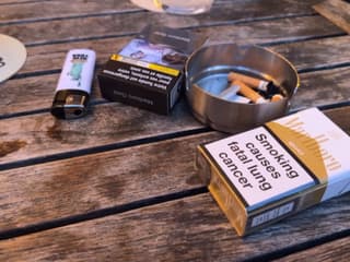 Des paquets de cigarettes sur la table d'un café parisien