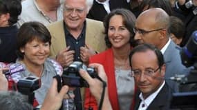 François Hollande, Martine Aubry, Ségolène Royal et Lionel Jospin sont apparus côte à côte et tout sourire jeudi soir, à la veille d'une université d'été tournée vers l'élection présidentielle de 2012. Ce vendredi François Hollande est absent.
