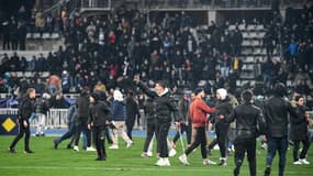 Les supporters envahissent la pelouse durant le 32e de finale de la Coupe de France entre le Paris FC et l'Olympique Lyonnais à Charléty, le 17 décembre 2021 