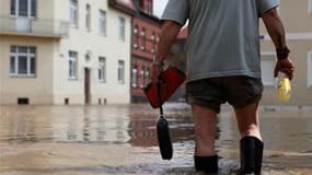 Dans les rues d'Ostritz, en Allemagne, à la frontière avec la Pologne. De fortes pluies ont provoqué des crues soudaines qui ont fait au moins 11 morts ce week-end en Europe centrale. La météo ne prévoit pas pour l'instant d'autres averses importantes en