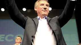 Le rassemblement au centre, en toute indépendance : tel est le message lancé dimanche à Hyères par François Bayrou en clôture des universités d'été du Mouvement démocrate qu'il préside. /Photo prise le 18 septembre 2011/REUTERS/Jean-Paul Pélissier