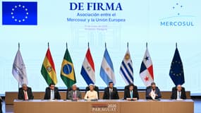 Le président du Panama Jose Raul Mulino, le président de la Bolivie Rodrigo Paz, le président du Conseil européen Antonio Costa, la présidente de la Commission européenne Ursula von der Leyen, le président du Paraguay Santiago Pena, le président de l'Argentine Javier Milei, Le président uruguayen Yamandu Orsi et le ministre brésilien des Affaires étrangères Mauro Vieira assistent à la cérémonie de signature de l'accord commercial entre l'Union européenne et le Mercosur, au Gran Teatro Jose Asuncion Flores de la Banque centrale du Paraguay à Asuncion, le 17 janvier 2026.