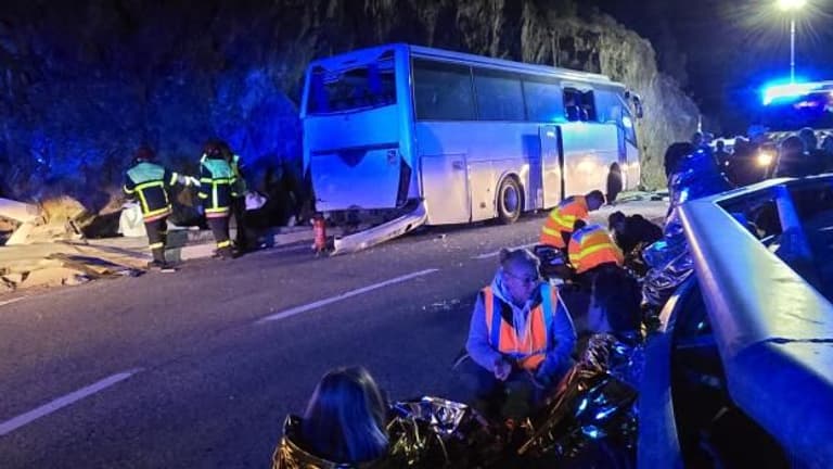 Une centaine de pompiers ont été déployés sur les lieux de l'accident.