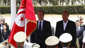 François Hollande en compagnie du président tunisien Moncef Marzouki. En visite d'Etat à Tunis, le président français a encouragé jeudi le processus démocratique en Tunisie, saluant la "transition maîtrisée" dans ce pays et invitant le berceau des "printe