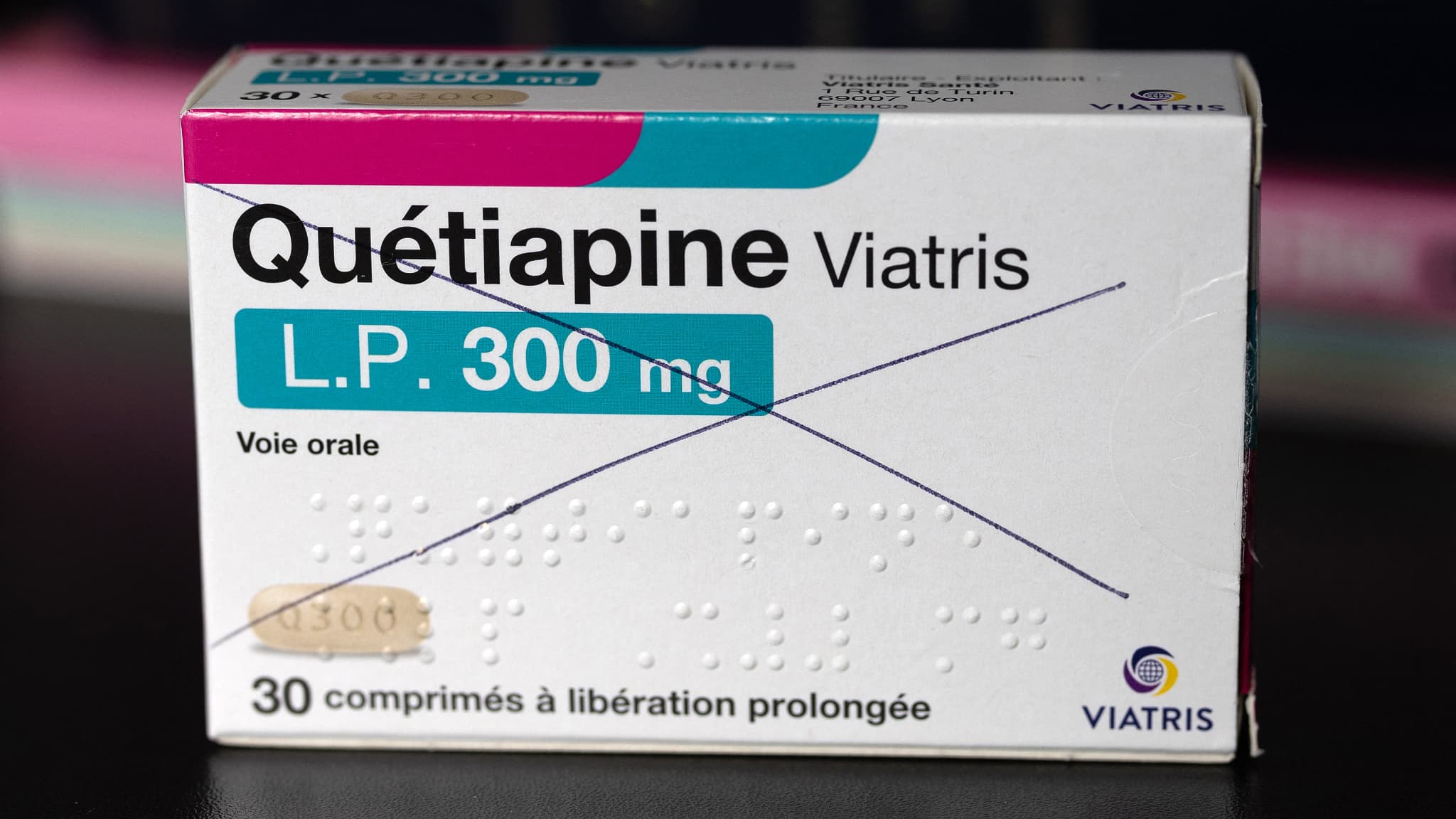 "J'AI DÛ ARRÊTER DE CONDUIRE, DE SORTIR": FAUTE DE TROUVER DE LA QUÉTIAPINE EN FRANCE, CES PATIENTS S'EN PROCURENT EN BELGIQUE À LEURS FRAIS