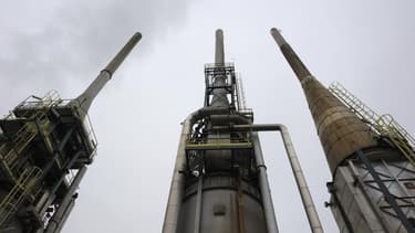 La raffinerie Petroplus à Petit-Couronne. La fermeture de cette raffinerie obligera l'Etat, en l'absence de propriétaire solvable, à assumer le coût de la dépollution du site, une facture qui pourrait selon les experts aller d'une dizaine à plusieurs cent