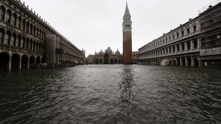 Lundi, l'"acqua alta" a atteint un pic de 156 cm.