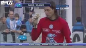 En plein match, un gardien reçoit un hamburger lancé par un supporter… et le mange 