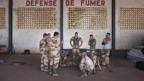 Militaires français sur une base de l'armée de l'air malienne à Bamako, lundi. L'engagement de la France au Mali, sur les fronts militaire puis politique, risque de durer plusieurs années, un scénario à même de fragiliser le soutien de la classe politique