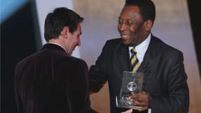 L'accolade entre Lionel  Messi et Pelé