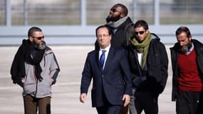 Les ex-otages d'Arlit et François Hollande sur le tarmac de Vélizy-Villacoublay le 30 octobre 2013