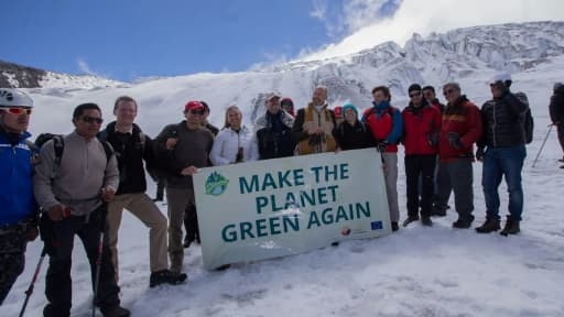 Ascension d'ambassadeurs de pays européens et d'associatifs au pied du glacier du volcan Antisana, à 50 km de Quito en Equateur, pour appeler à lutter contre le réchauffment climatique, le 29 juin 2017