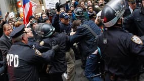 Des centaines de manifestants anti-Wall Street ont tenté jeudi de relancer leur mouvement en défilant en direction de la Bourse de New York, où une forte présence policière les attendait. Ils se sont divisés en petits groupes pour tenter d'entrer dans Wal