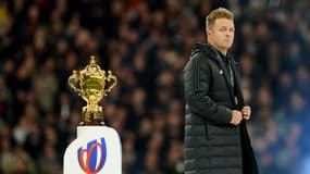 Le capitaine des Blacks, Sam Cane, passe, déçu, devant la Coupe du monde de rugby