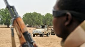 Des soldats tchadiens en patrouille le 8 mai 2009 au sud d'Abéché (PHOTO D'ILLUSTRATION)