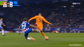 Kylian Mbappé taclé par derrière par Carlos Romero lors du match de Liga entre l'Espanyol Barcelone et le Real Madrid - le 01/02/2025