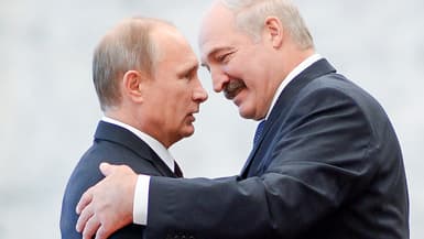 Le président russe Vladimir Poutine accueilli par son homologue biélorusse Alexandre Loukachenko lors d'un sommet à Minsk, le 10 octobre 2014.