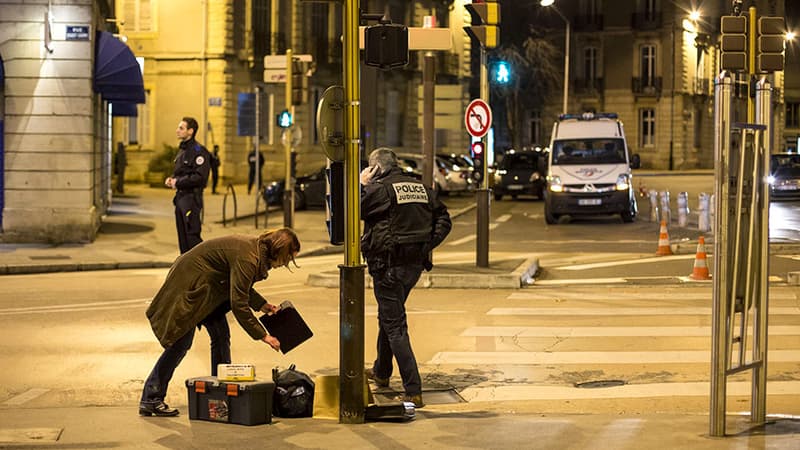 Des policiers collectent les indices sur le lieu de l'incident.