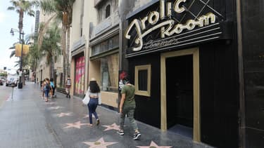 Des passants devant le bar Frolic Room à Los Angeles le 29 juin dernier.