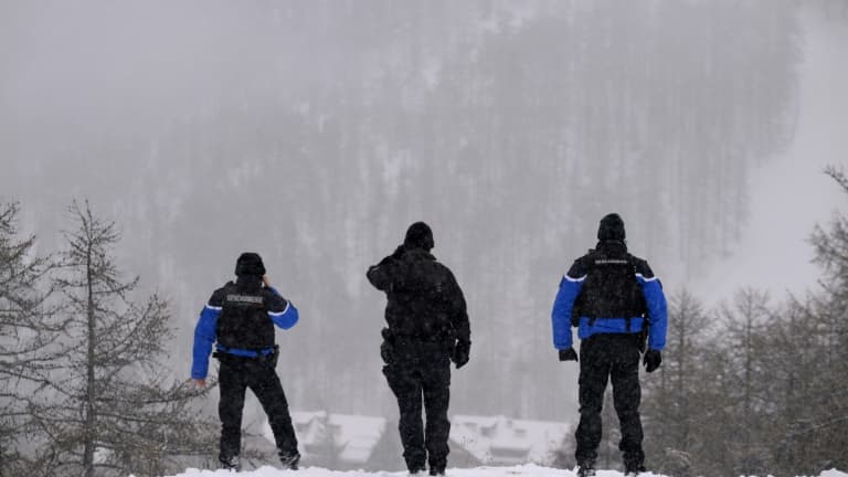 Des gendarmes français patrouillent à la frontière avec l'Italie, le 8 décembre 2023 à Montgenèvre. Photo d'illustration