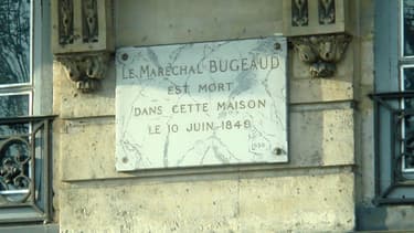 Plaque commémorative du maréchal Bugeaud quai Voltaire à Paris.